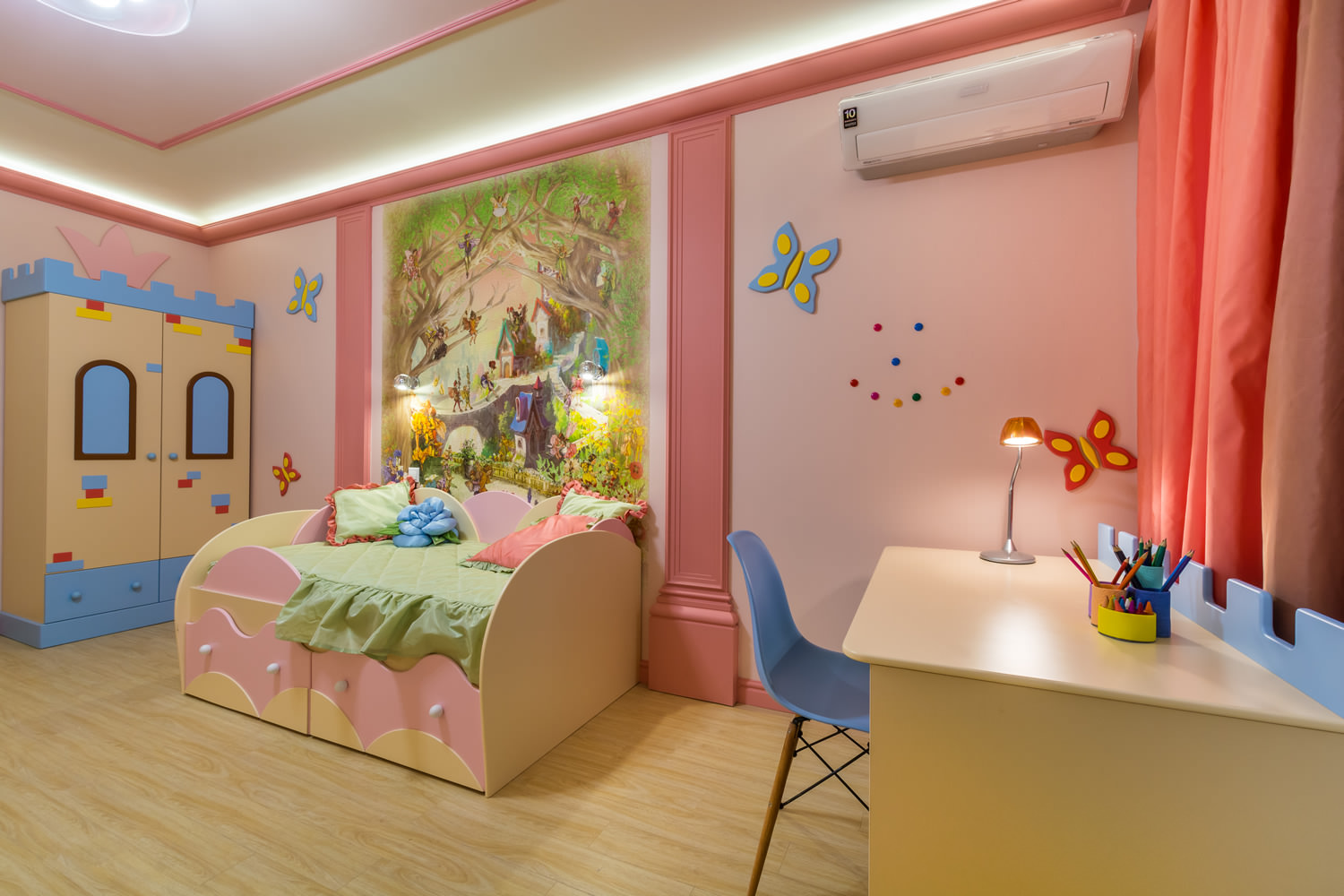 Рисунок и наклейки на стене в детской комнате девочки