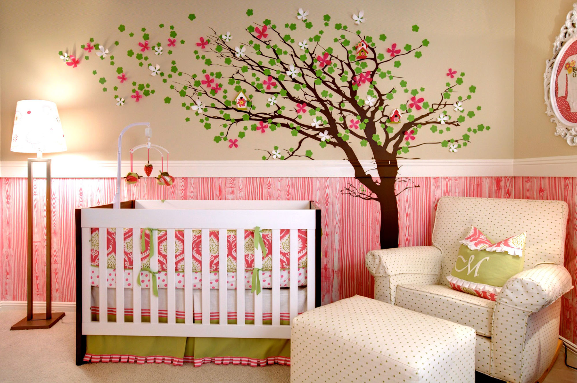 Бежево-розовые стены с рисунком в детской