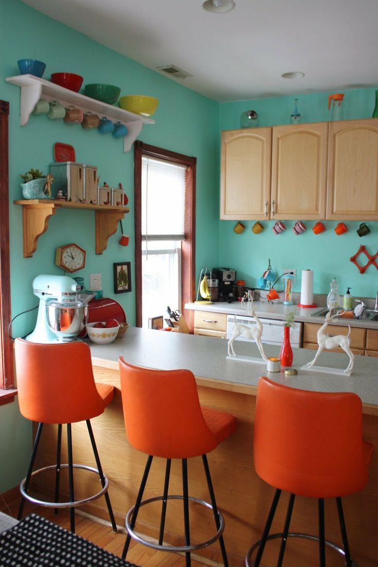 Оранжевые стулья на кухне