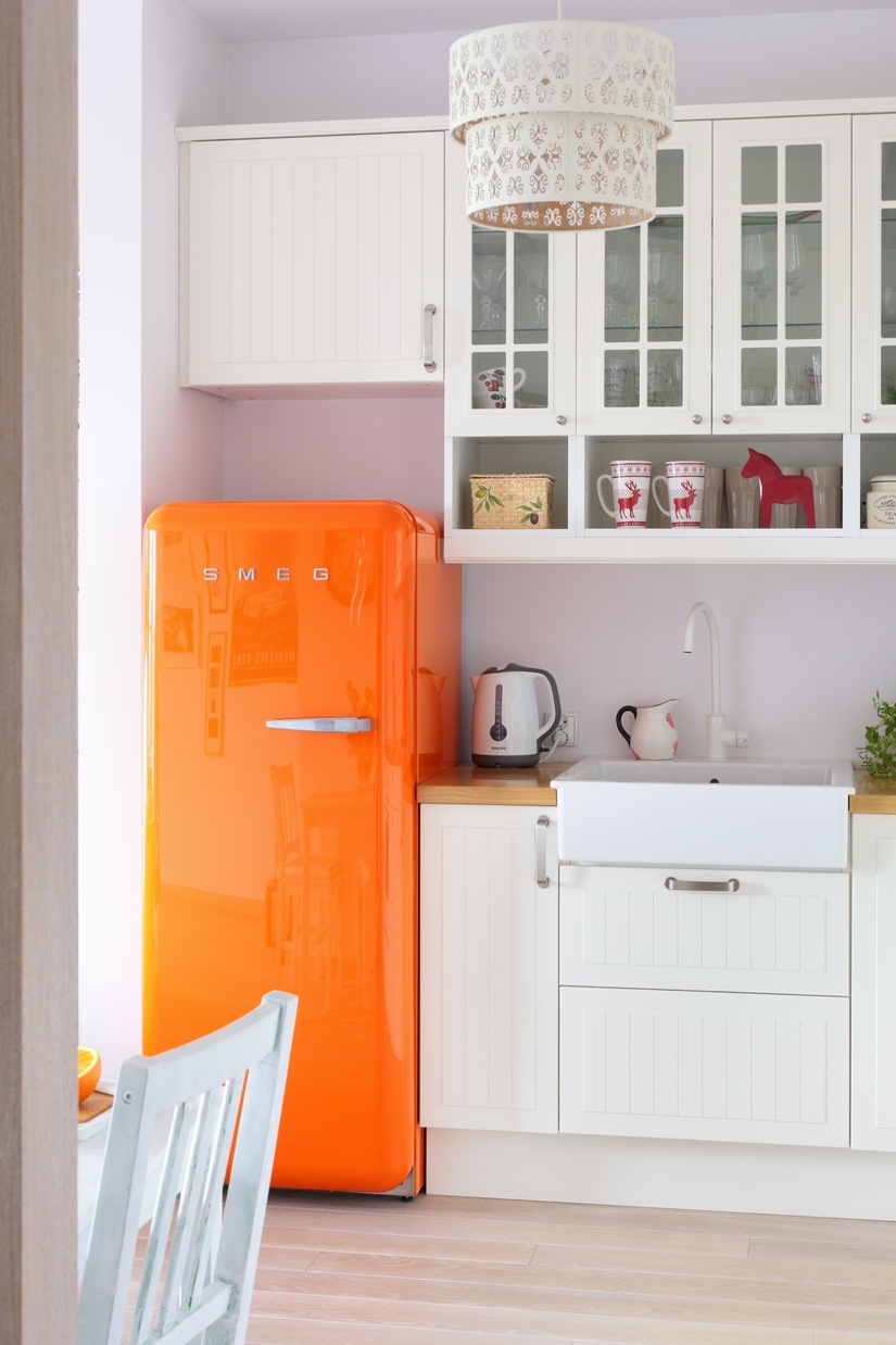 Оранжевый холодильник на кухне
