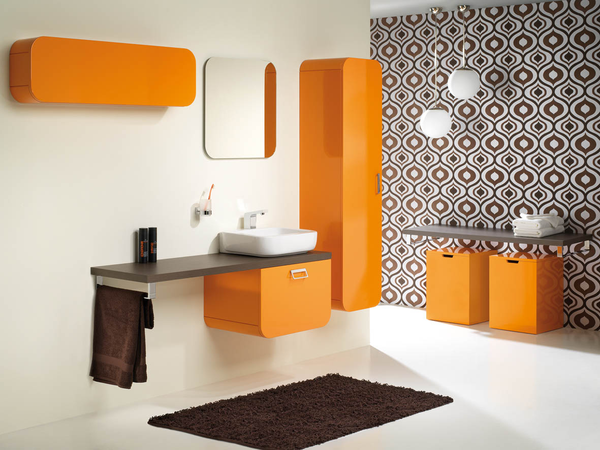 Оранжевая мебель в ванной