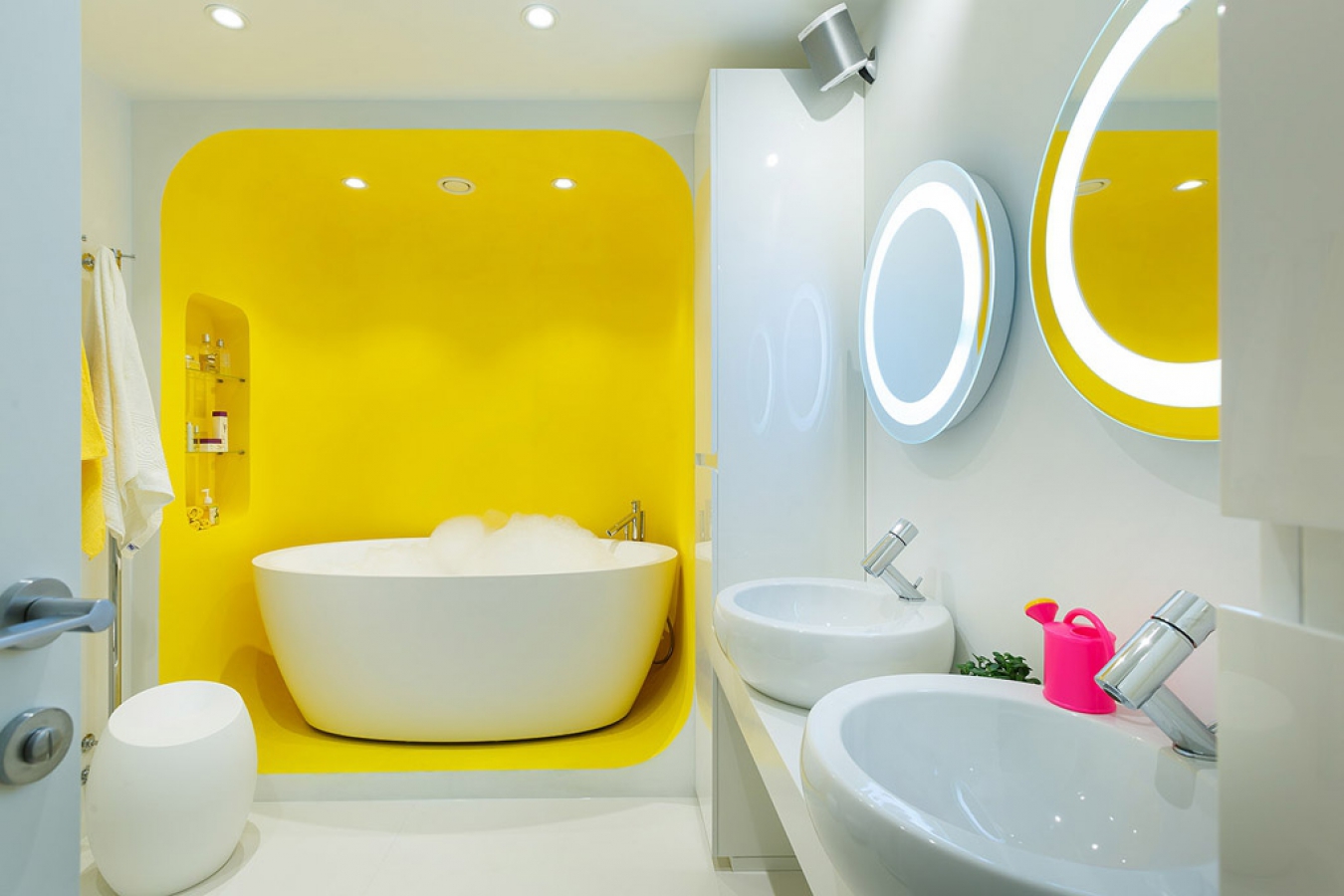 Бело-желтая ванная комната в стиле хай-тек