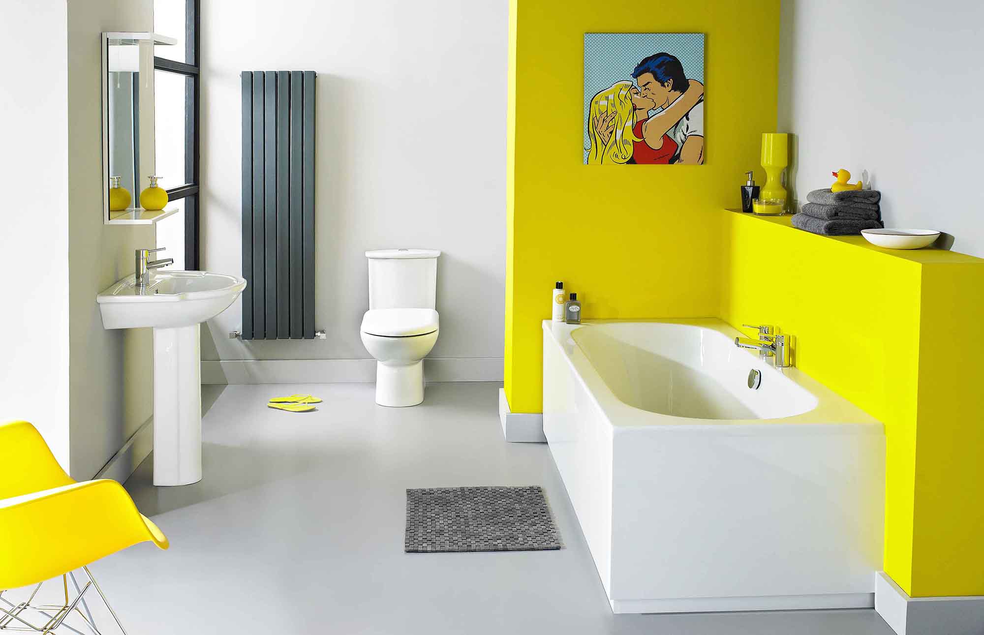 Бело-желтая большая ванная комната