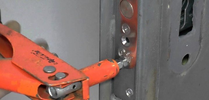 Как правильно заменить замки в металлической двери?