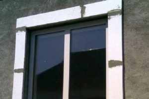 Окно с откосами, утепленными и одновременно отделанными панелями пенополистирола