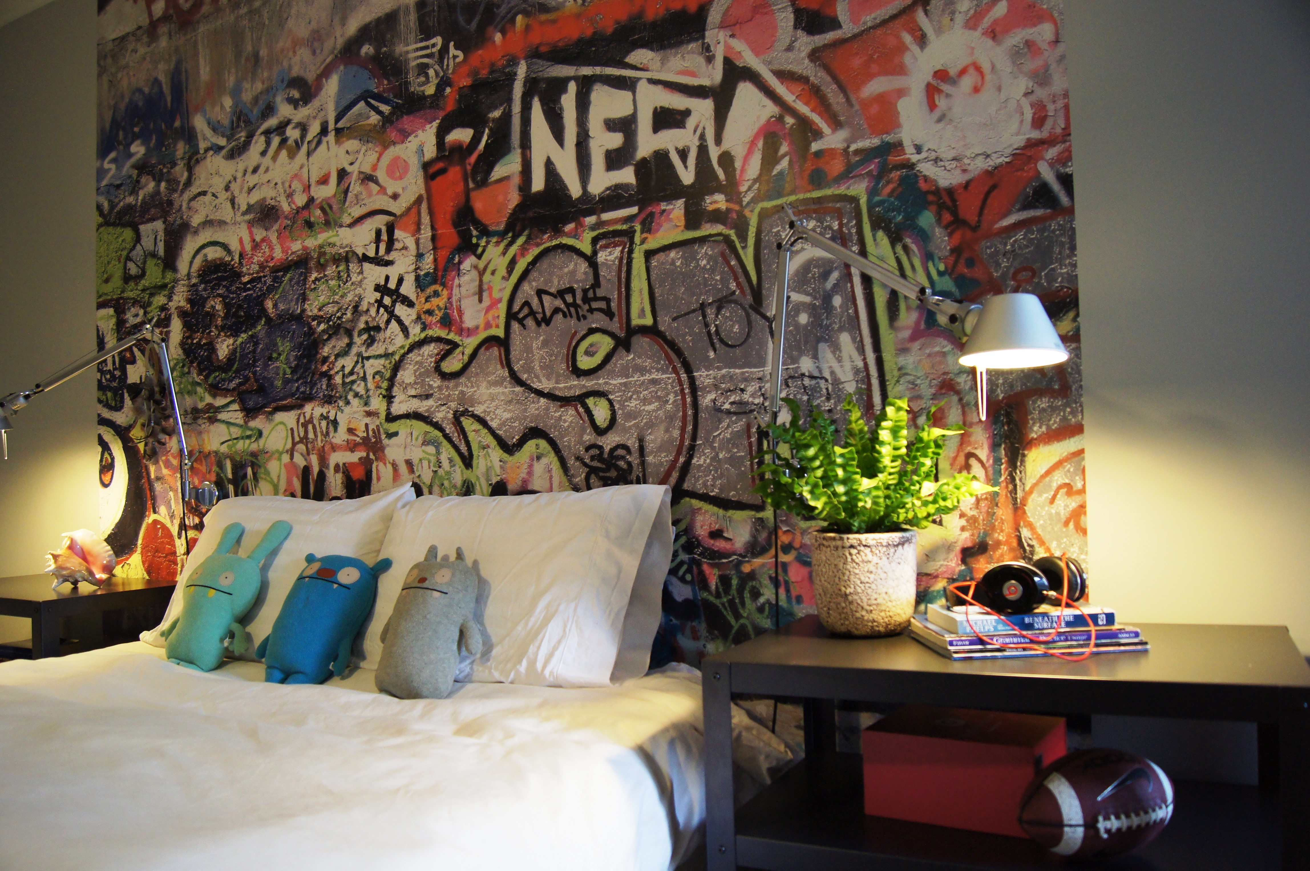 Граффити в качестве оформления стены - удачный вариант для комнаты подростка