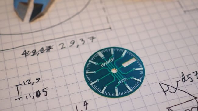 Циферблат для наручных часов, изготовленный по той же технологии, что и печатная плата