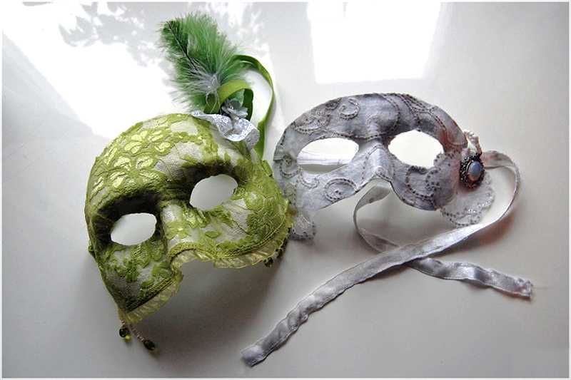 Две самодельные венецианские маски фото
