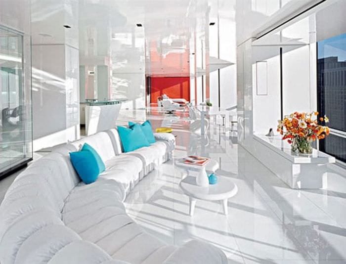 светлый дизайн гостиной в белых тонах