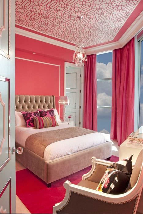 идея использования розового цвета в красивом интерьере комнате