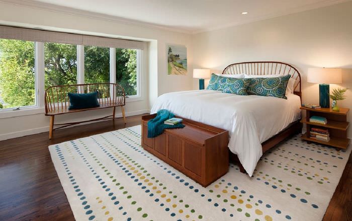 Дизайн спальни в стиле минимализма с деревянной кроватью