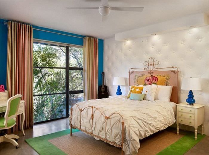 Дизайн спальни в смешанном стиле с яркими декорирующими элементами