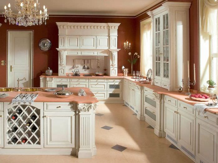 Кухонный гарнитур с белыми фасадами в итальянском стиле