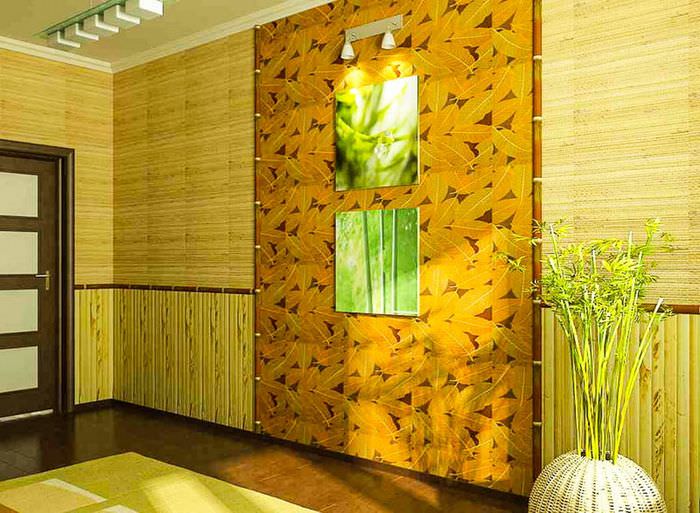 Отделка стен прихожей с помощью бамбуковых обоев