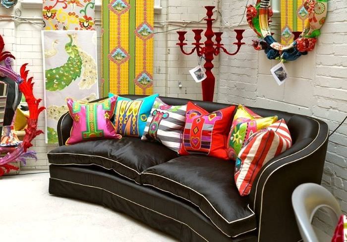 Яркие подушки кричащей расцветки на темно-коричневом диване