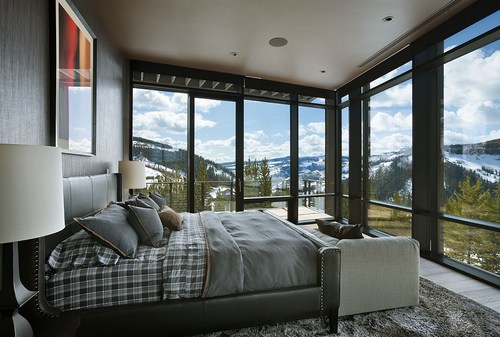 Дом в горах - интерьер спальни с большими окнами