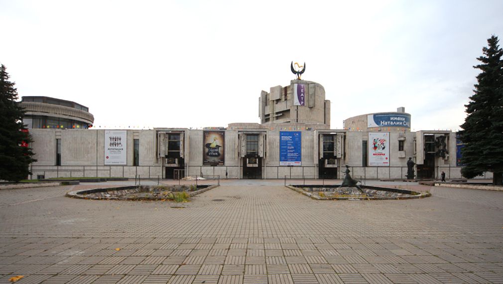 Денис Ромодин (в центре) ведет экскурсию
