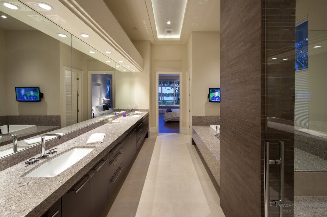 Интерьер просторной ванной комнаты, выполненный в сочетании коричневого с кремовым оттенком