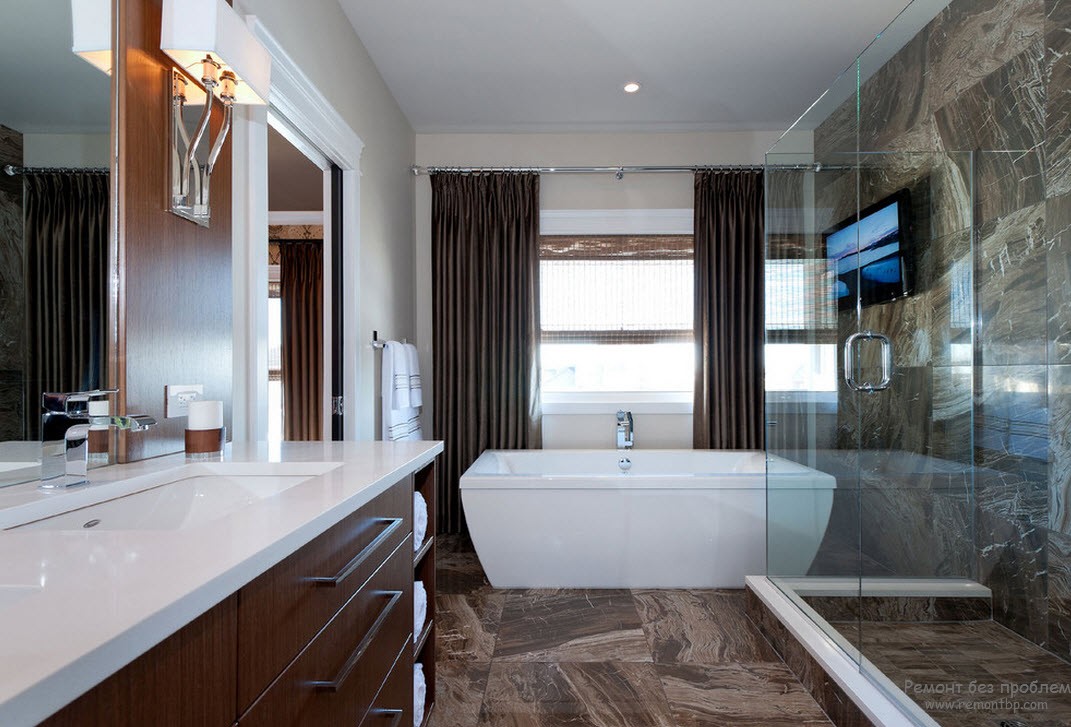 Плитка с имитацией камня придает интерьеру ванной комнаты некую прохладу
