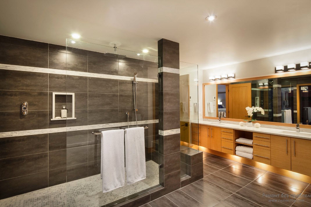 Натяжные потолки - хорошее решение для отделки ванной комнаты в коричневых тонах