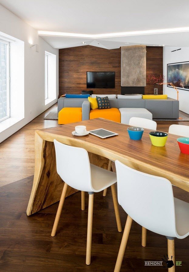 Разноцветная мягкая мебель для гостиной