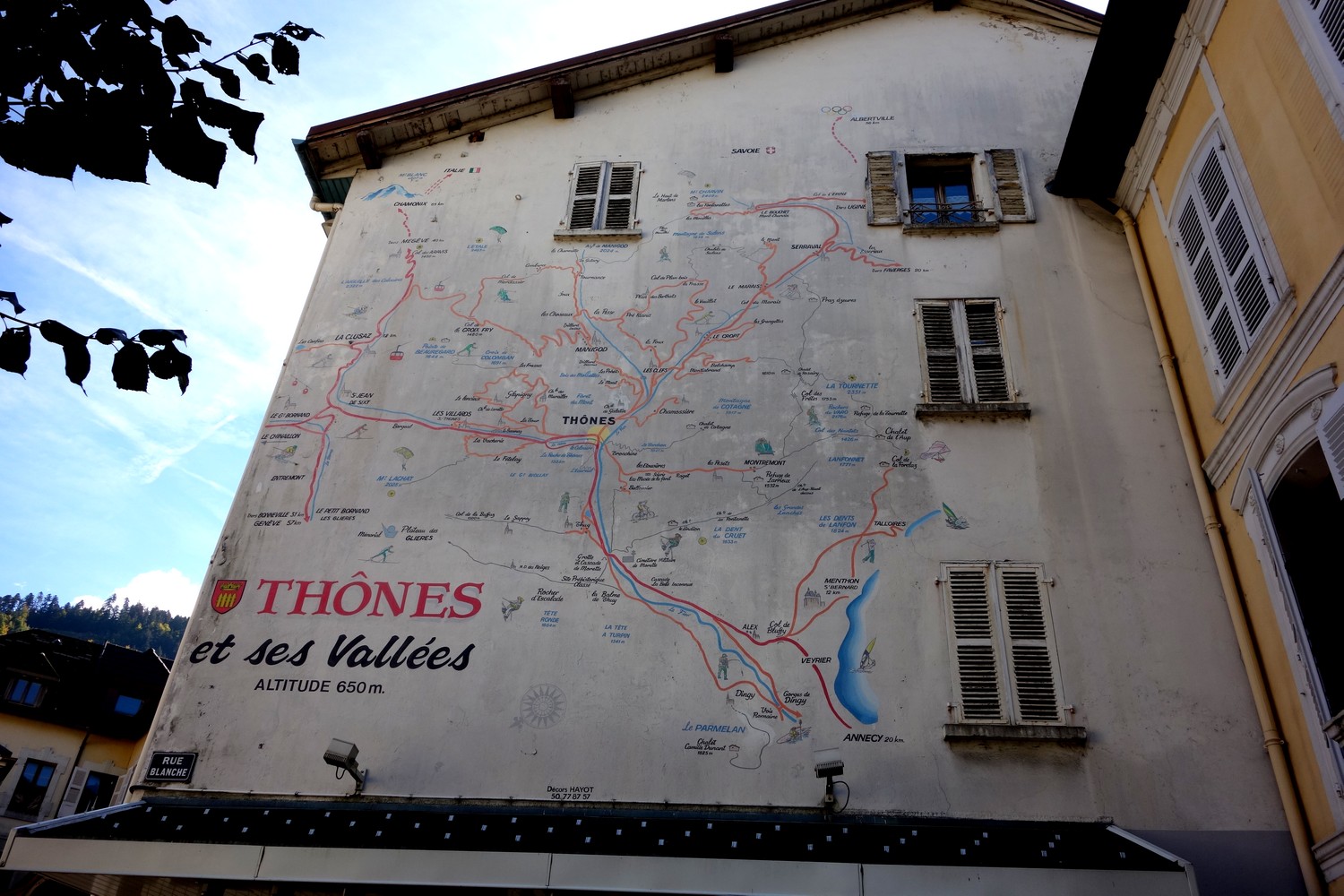 Карта на стене дома г. Тонс во Франции