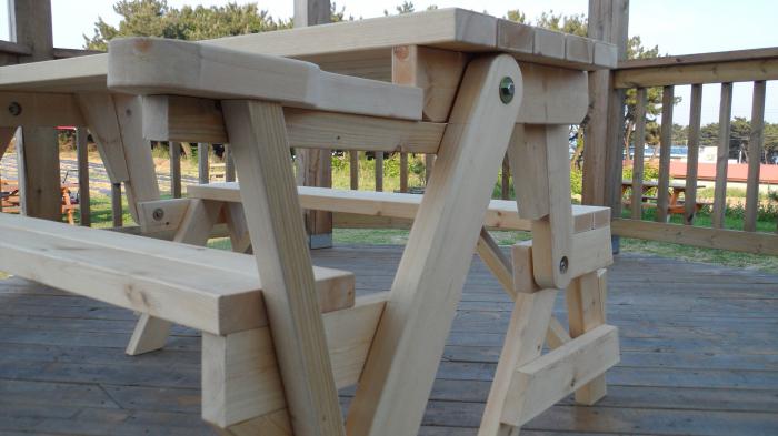 стол складной из дерева 