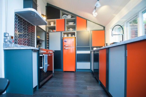 Интерьер кухни в сине-оранжевом сочетании