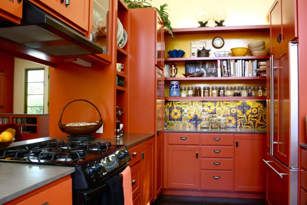 Темно оранжевая кухня в восточном стиле