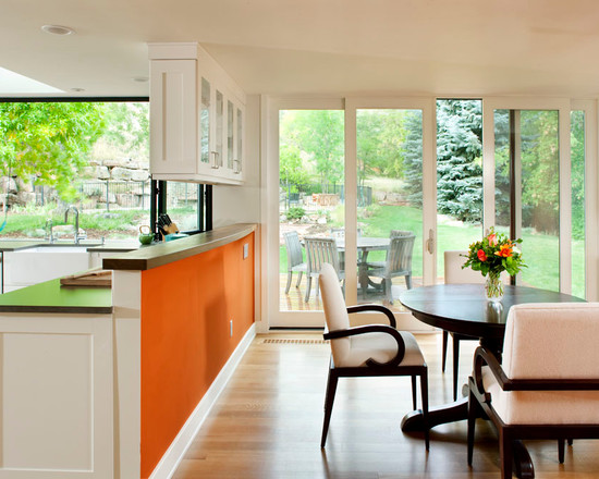 Черная мебель в интерьере кухни оранжевого цвета