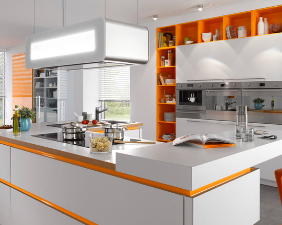 Оранжевый декор ниш и граней в интерьере светлой кухни