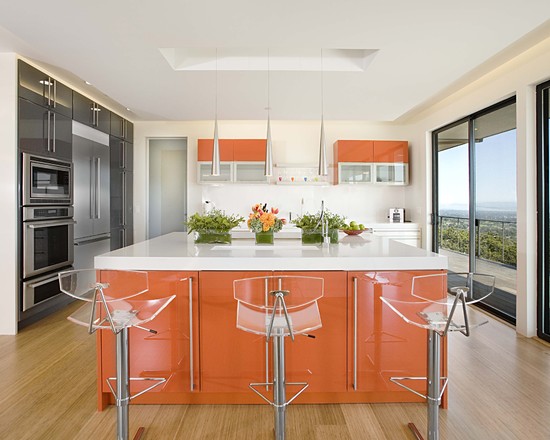 Фото: современная кухня с мебелью оранжевого цвета